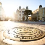 Vista do Marco Zero no Recife com os casarões ao fundo