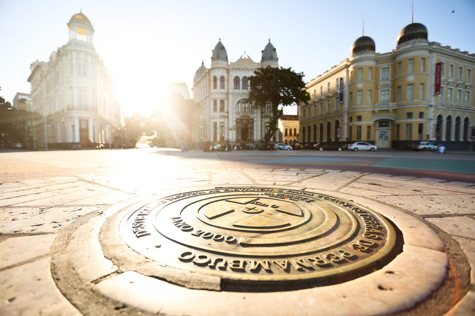 Vista do Marco Zero no Recife com os casarões ao fundo